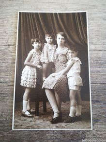 Postais: Madre con hijos. Niños - niñas